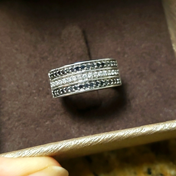 Zales 10k gold 1/2 ct diamond band - Picture 3 of 6